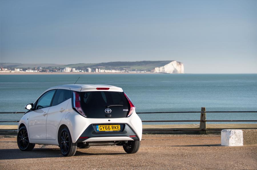  Toyota Aygo x-style 5-Door 2017 года  (UK) (фото 8 из 19)